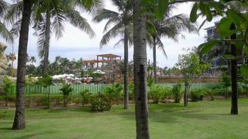 Phuket, Tailandia 27 de noviembre de 2016 - parque acuático en el hotel centara grand west sands resort phuket, cerca de la playa de mai khao, material de archivo hdr video