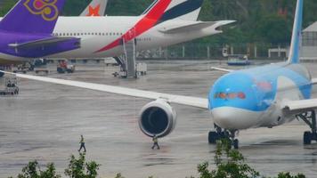 Phuket, Tailandia dicembre 3, 2016 - thomson boeing 787 sognatore g tuif su grembiule prima partenza a Phuket aeroporto. piovoso tempo metereologico video