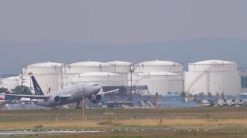 francfort-sur-le-main, allemagne 17 juillet 2017 - united airlines boeing 777 n794ua en livrée star alliance décoller avec la piste 07c. Fraport, Francfort, Allemagne video