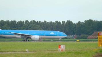 amsterdam, países bajos 25 de julio de 2017 - klm royal dutch airlines boeing 777 rodando a la pista polderbaan 36l antes de la salida, aeropuerto shiphol, amsterdam, holanda video