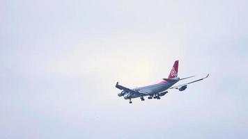 novosibirsk, fédération de russie 10 juin 2020 - cargolux boeing 747 lx vcn en approche finale pour l'atterrissage à l'aéroport de tolmachevo, novosibirsk video