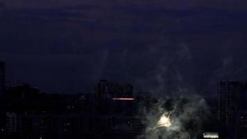 fyrverkeri sprudlar över staden Novosibirsk, 126:e stadens födelsedag video