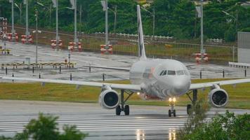 phuket, tailandia 3 de diciembre de 2016 - jetstar airbus 320 9v jsp gire la pista antes de la salida en el aeropuerto de phuket. clima lluvioso video