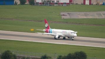 sochi, rússia, 27 de julho de 2022 - sukhoi superjet 100 95lr, ra 89091 de yamal airlines freando após o pouso no aeroporto de sochi. conceito de turismo e viagens video