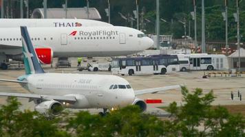 Phuket, Tailandia 2 de diciembre de 2016 - Silkair airbus a319 9v sbh giro de pista antes de la salida del aeropuerto de phuket. clima lluvioso video