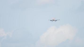 Ámsterdam, Países Bajos 27 de julio de 2017 - easyjet airbus a320 g eztd, acercándose antes de aterrizar en la pista 18r polderbaan. Aeropuerto de Shiphol, Amsterdam, Holanda video