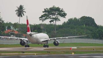 phuket, tailandia 26 de noviembre de 2017 - nordwind airlines airbus a330 vp byv rodando después de aterrizar en el aeropuerto internacional de phuket video