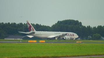 amsterdam, il Olanda luglio 24, 2017 - Qatar carico boeing 777 a7 bfl rullaggio prima partenza a polderbaan 36l, piovoso tempo atmosferico, nave aeroporto, amsterdam, Olanda video