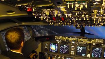 pilot av passagerarflygplan på jobbet. närmar sig video