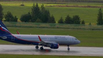 kazan, federación rusa 14 de septiembre de 2020 - aeroflot airbus a320 vp bif frenado después de aterrizar en la pista del aeropuerto internacional de kazan video