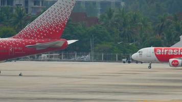 phuket, thailand 2. dezember 2016 - airasia airbus 320 hs bbs rollt nach der landung und boeing 747 rossiya airlines ei xli geparkt. Blick von der obersten Etage des Hotels video