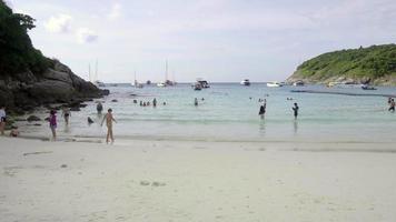 koh racha yai, tailandia 20 de noviembre de 2017 - turistas en el agua en la playa de la isla de koh racha yai video