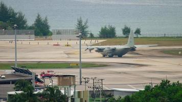 phuket, tailândia 28 de novembro de 2017 - força aérea tailandesa real lockheed hercules c 130h 60109 taxiando após o desembarque no aeroporto internacional de phuket video