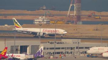 hong kong novembre 9, 2019 - etiope carico boeing 777 atterraggio su internation aeroporto, Hong kong. video