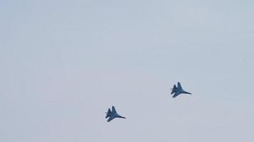 Russisch Jet leger vliegtuigen flanker e in gevecht vorming Bij luchtshow video