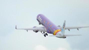 amsterdam, países bajos 24 de julio de 2017 - embraer e195 de flybe bienvenido a la salida de librea de yorkshire en el aeropuerto de schiphol, amsterdam. concepto de turismo y viajes video