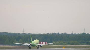 novosibirsk, rusia 10 de junio de 2020 - boeing s7 acelera y despega de international aetolmachevo, novosibirsk video