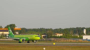 novosibirsk, federación rusa 17 de junio de 2020 - s7 airbus a320 neo vp bvj y s7 boeing 737 vp bng rodando en el aeropuerto de tolmachevo, novosibirsk. video