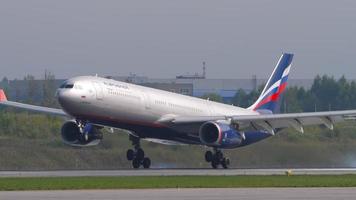 Moscou, Federação Russa, 29 de julho de 2021 - Airbus a330 aeroflot comercial de passageiros chegou a sheremetyevo. o avião desacelera após o pouso video