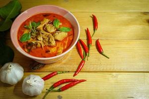 comida tailandesa pollo al curry rojo con brotes de bambú es una comida tailandesa popular y es meticulosa en la cocina. foto