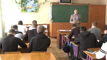 profesor enseña a los estudiantes en el aula video