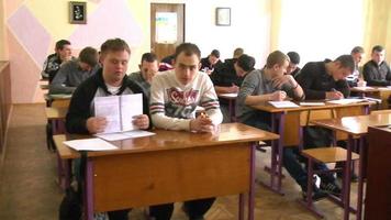 los estudiantes aprenden lecciones en el aula video