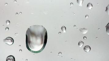 gotas de lluvia corriendo por el cristal video
