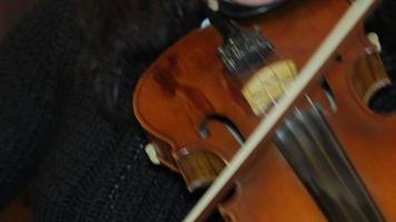 mulher tocando música no violino na sala video