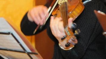 donna giocando musica su il violino nel il camera video