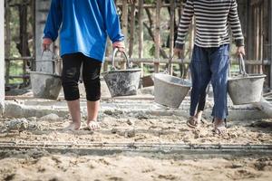 el concepto de trabajo infantil, los niños pobres se ven obligados a trabajar en la construcción, la violencia infantil y el concepto de trata, día de los derechos, día mundial contra el trabajo infantil foto