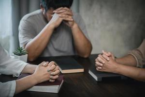 grupos cristianos asiáticos sentados dentro de la iglesia católica oraron por las bendiciones de dios. un sol pálido brillaba en un lugar de culto.conceptos religiosos. foto