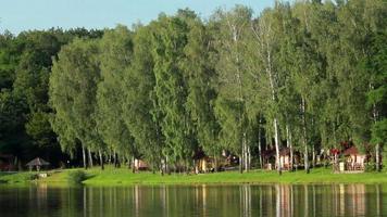 maisons près de la zone de loisirs le long de la rivière video