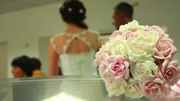 bouquet de mariée sur la table video