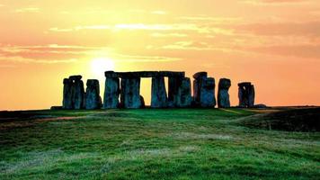 pôr do sol sobre as pedras de stonehenge, o sol está se movendo rapidamente pelo céu, noite de verão video
