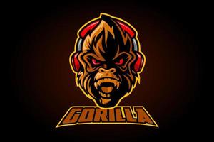 ilustración del logotipo de la mascota del gorila, cabeza de gorila seria en los auriculares sobre un fondo negro. vector