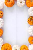 decoración de otoño en blanco con espacio de copia. otoño, víspera de todos los santos, acción de gracias foto