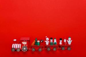 tren de juguete de navidad en rojo. concepto de vacaciones. fondo de navidad foto