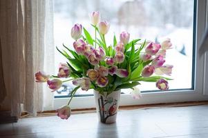 ramo de tulipanes en la ventana foto