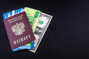 pasaporte ruso con dinero foto