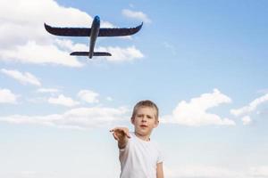 niño con fondo de cielo de avión foto