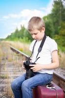 niño maleta ferrocarril foto