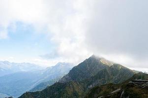 puente de cuerda en las montañas de sochi foto