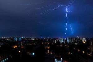 tormenta nocturna en la ciudad de moscú foto