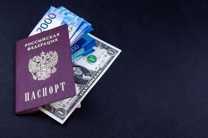 pasaporte ruso con dinero foto