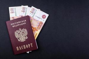 pasaporte ruso y billetes de rublos foto