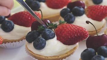 chef de pastelaria decorando bolos com frutas frescas video