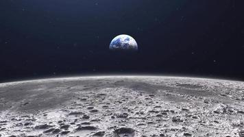 vista cinematográfica del planeta tierra desde la superficie de la luna. espacio estrellado en el fondo. viajar a través del suelo lunar con cráteres. video