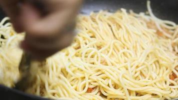 primer plano de manos mezclando pasta spaghetti carbonara video