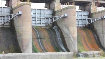 Ein kleines Reservoir gibt das Wasser durch den Damm ab video