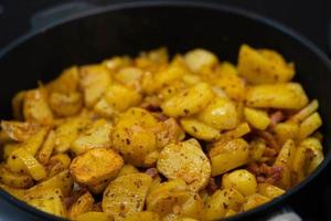 desayuno de granjeros con huevos de jamón y papas fritas foto